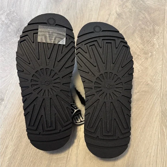 UGG Women's Black and White Fluffy Sandals NWOT Disco Cross Slides - Picture 4 of 5